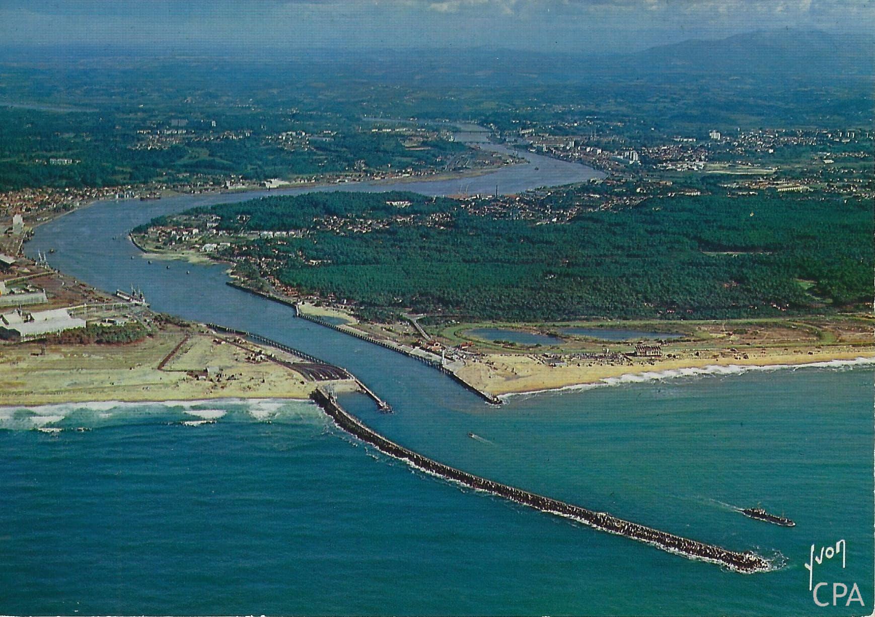 BAYONNE (Basses-Pyrénées) Vue générale et l'embouchure de l'Adour