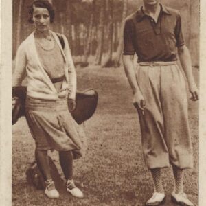 Le prince de Galles, en tenue sportive, accompagné de son Caddie. qui est "une caddie"