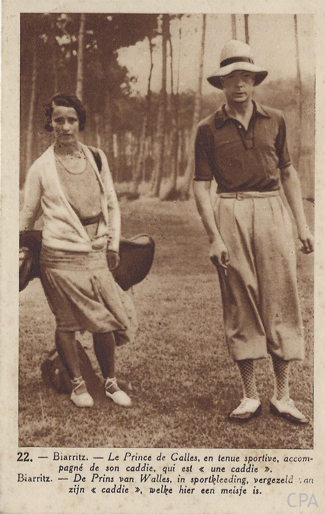 Le prince de Galles, en tenue sportive, accompagné de son Caddie. qui est "une caddie"