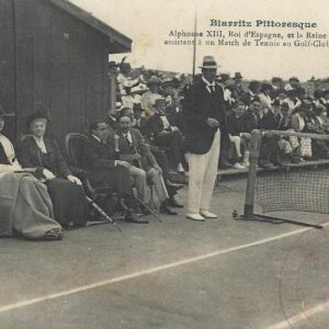 Alphonse XIII, Roi d'Espagne, et la reine Victoria assistant à un Match de Tennis au Golf-Club