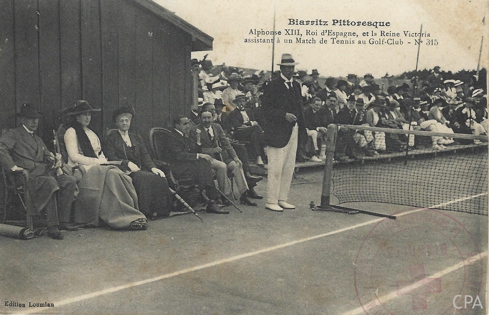 Alphonse XIII, Roi d'Espagne, et la reine Victoria assistant à un Match de Tennis au Golf-Club