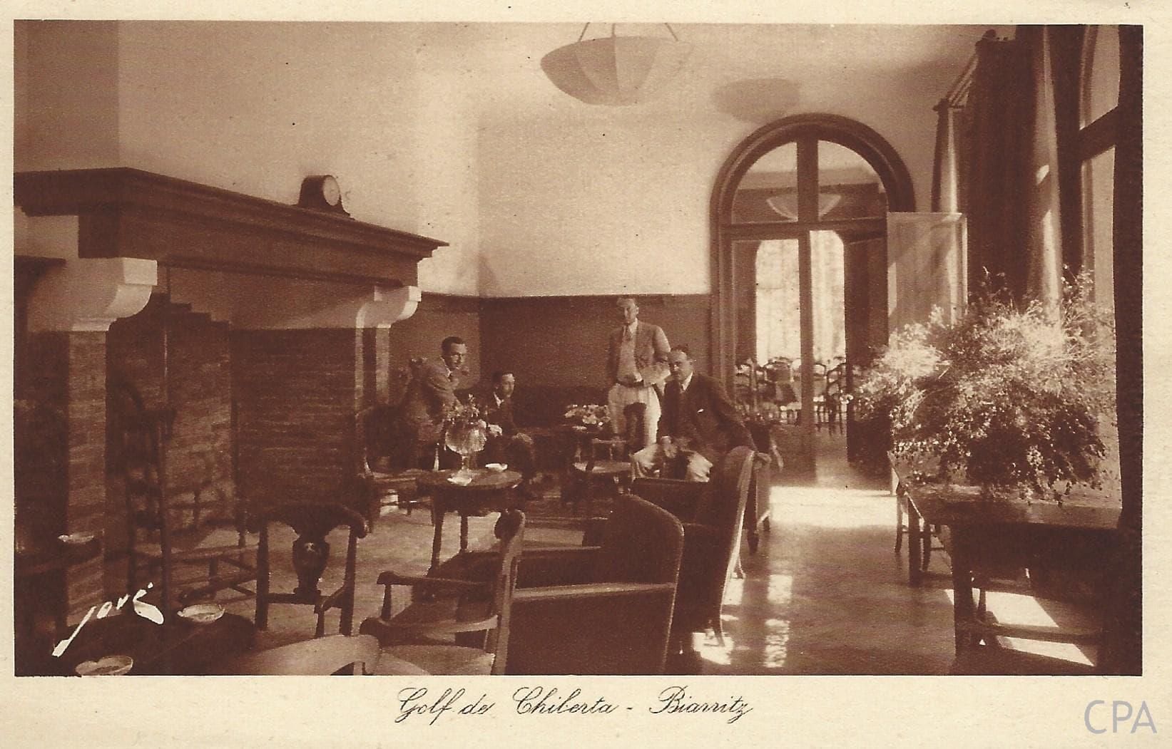 TOUTE LA France GOLF DE CHIBERTA Le fumoir avec la cheminée - The Smoking room